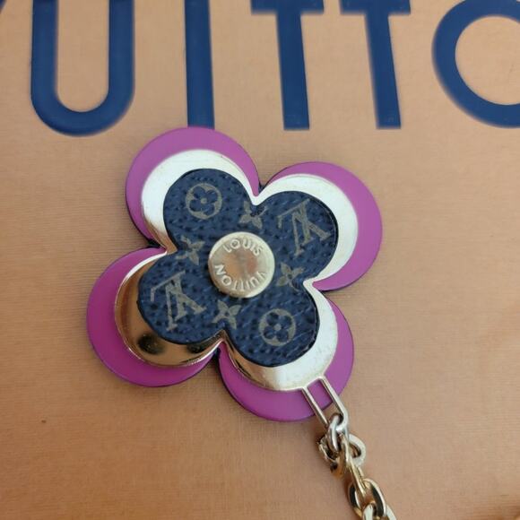 Louis Vuitton Blooming Flower Charm Keyring OB0169 - Picture 4 of 10